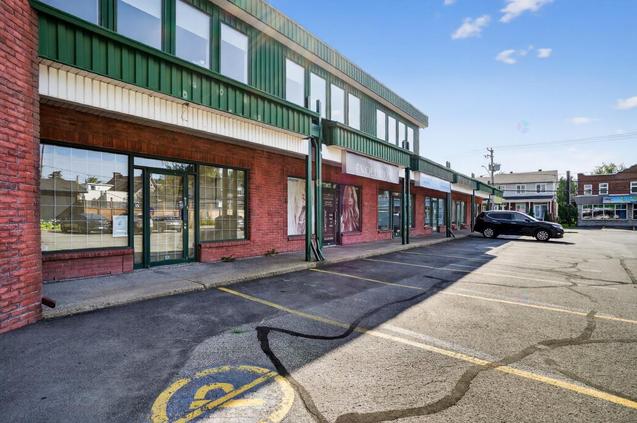 Vue du stationnement et façade